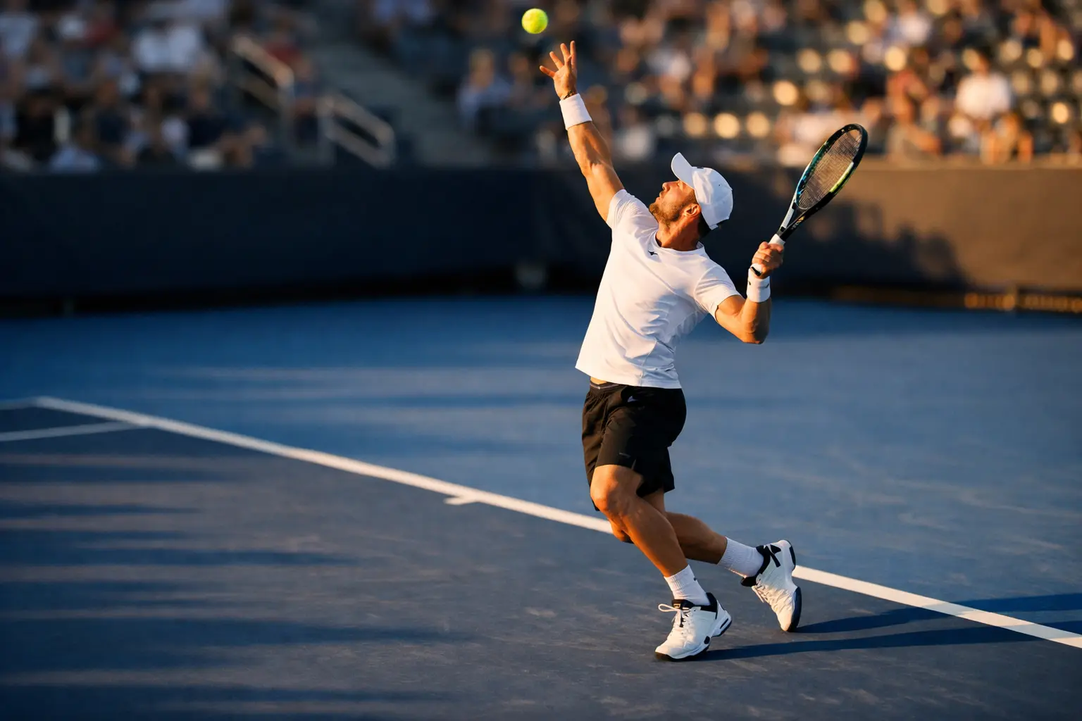 Tennisspieler auf dem Hartplatz mit dramatischer Beleuchtung beim Aufschlag