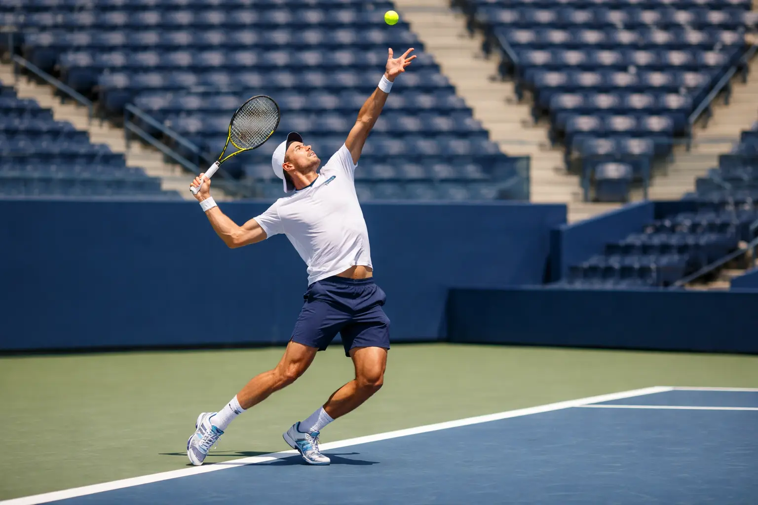 Tennisplatz mit Spieler beim Aufschlag aus der Seitenansicht