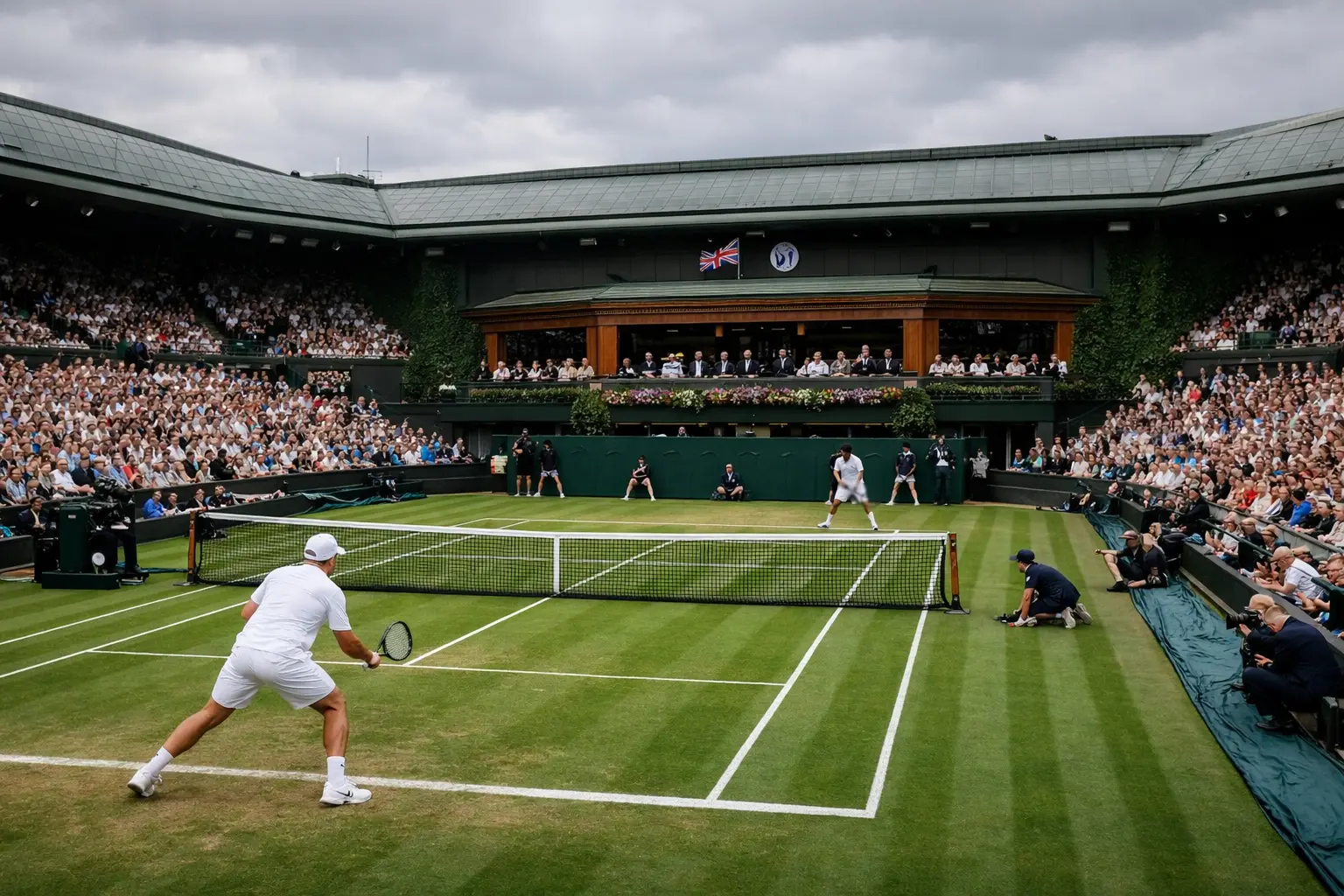 Centre Court in Wimbledon mit grünem Rasen und weißer Kleidung